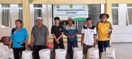 Penyaluran Bantuan Pupuk untuk Petani Dusun Kedungdowo